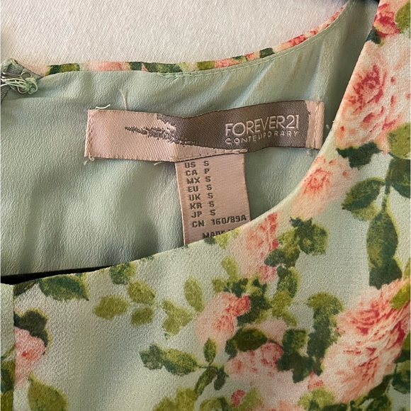 Cute Forever 21 summer floral dress! Lightweight and perfect for the sun! - Picture 4 of 4